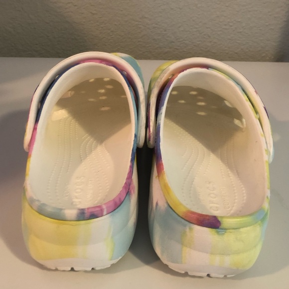 Crocs Women's Classic Platform Tie-Dye Graphic Clog - Picture 8 of 10